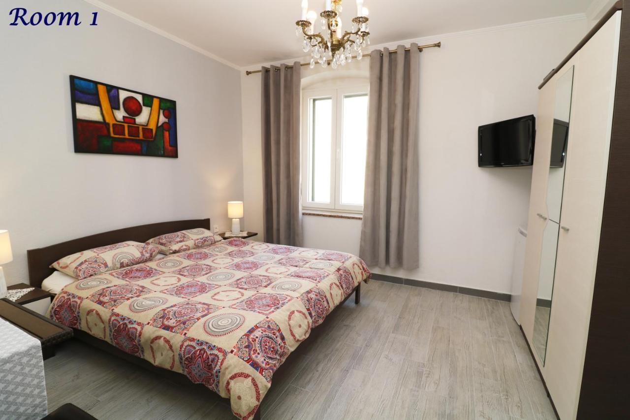 Old Town Rooms And Apartment Poreč Exteriör bild